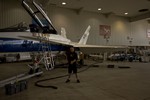 Meg foran et F-18 Hornet ved NASA Dryden